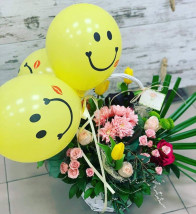Кошница с цветя и балони усмивки